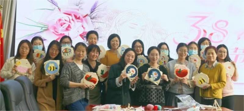 穿梭于方寸之間，感受傳統(tǒng)與現(xiàn)代的交融 ——農(nóng)墾中心舉辦“巧手展風(fēng)采，綻放‘她力量’”活動(dòng)慶?！叭恕眿D女節(jié)